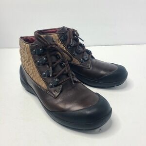 Coach Dyanne Size 7 Beige Brown Ankle Bootie Lace Up Boot‎ Shoe Signature Logo